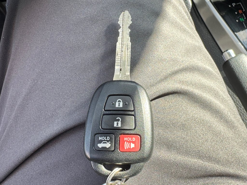 2016 Toyota Corolla LE + GROUPE TOIT / 1 SEUL PROPRIO / BAS KILOS / in Thetford Mines, Quebec - 53 - w1024h768px