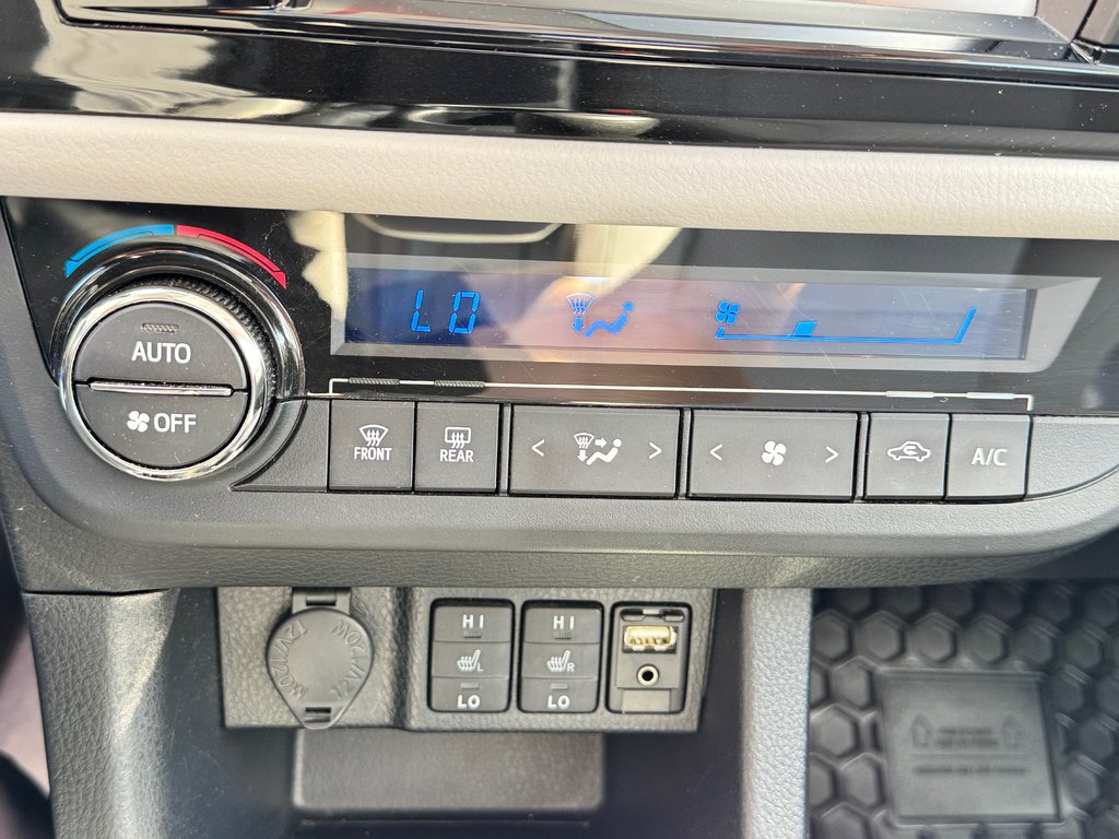 2016 Toyota Corolla LE + GROUPE TOIT / 1 SEUL PROPRIO / BAS KILOS / in Thetford Mines, Quebec - 41 - w1024h768px