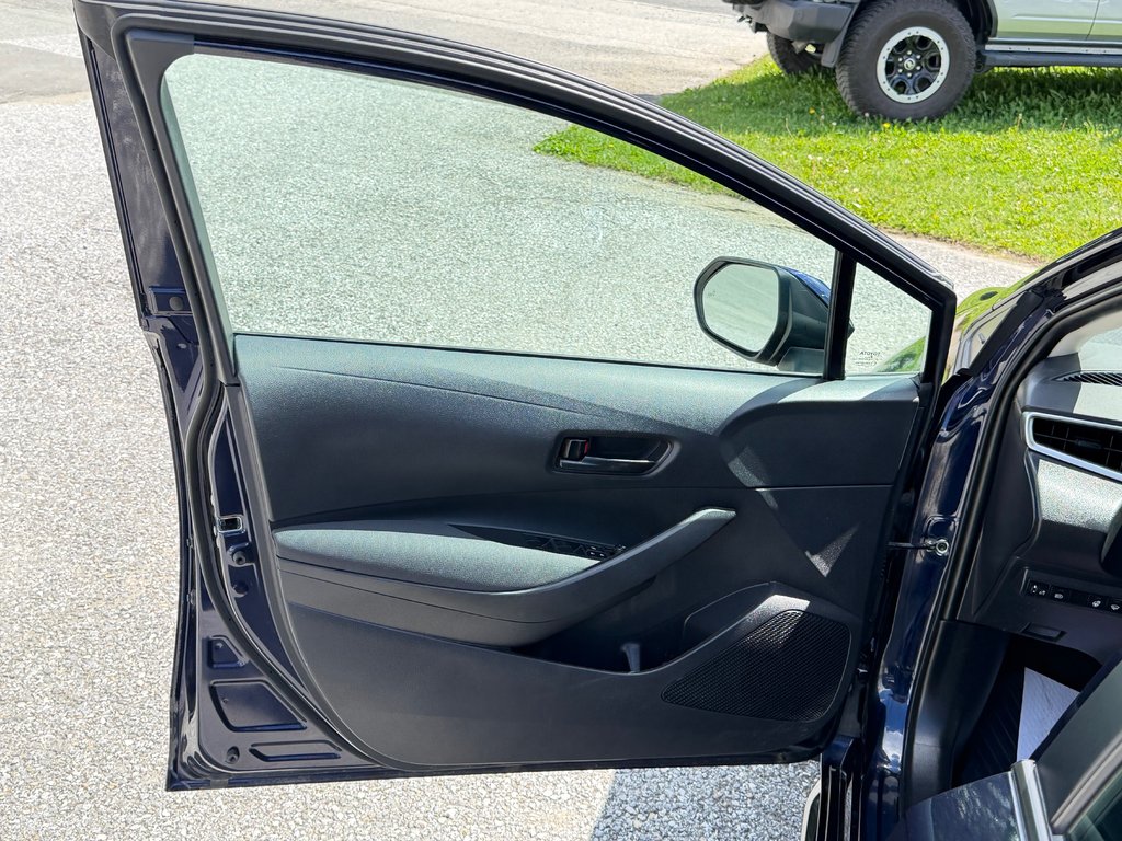 2022 Toyota Corolla LE + GROUPE TOIT / 33.200KM SEULEMENT / AUBAINE / in Thetford Mines, Quebec - 25 - w1024h768px