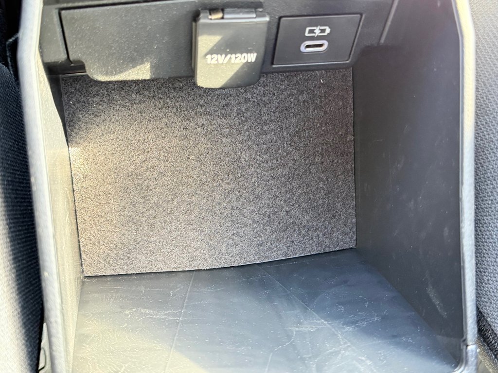 2025 Toyota Corolla HYBRIDE SE AWD / 8500 KM / PEA 08-09-29=100KM / in Thetford Mines, Quebec - 51 - w1024h768px