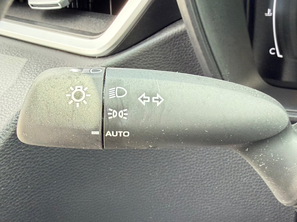 2025 Toyota Corolla HYBRIDE SE AWD / 8500 KM / PEA 08-09-29=100KM / in Thetford Mines, Quebec - 38 - w1024h768px