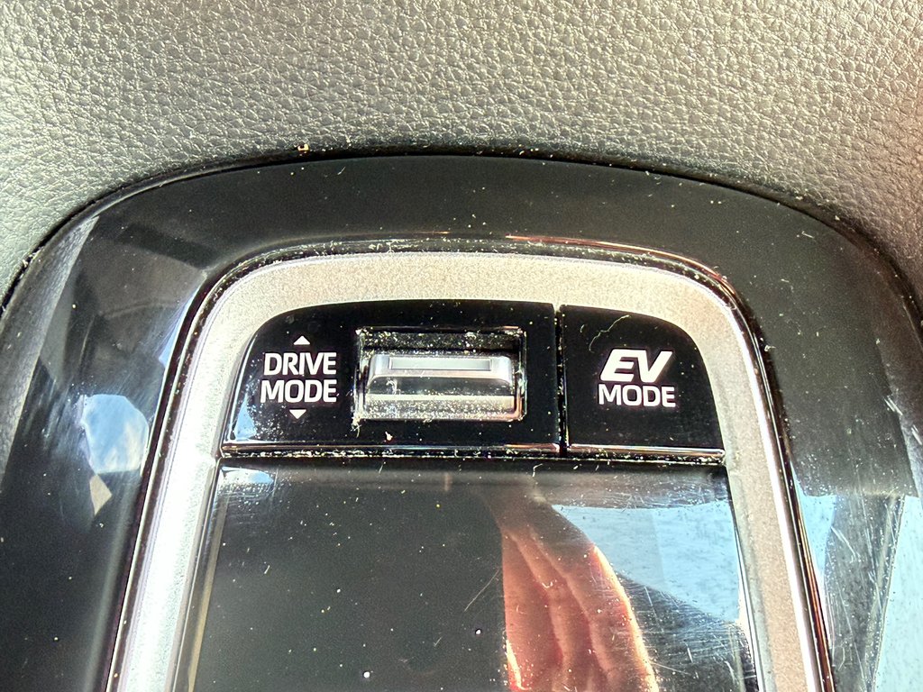 2025 Toyota Corolla HYBRIDE SE AWD / 8500 KM / PEA 08-09-29=100KM / in Thetford Mines, Quebec - 47 - w1024h768px
