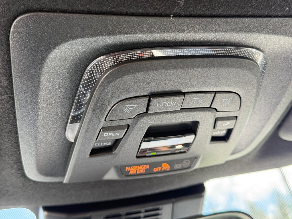 2025 Toyota Corolla HYBRIDE SE AWD / 8500 KM / PEA 08-09-29=100KM / in Thetford Mines, Quebec - 53 - w1024h768px