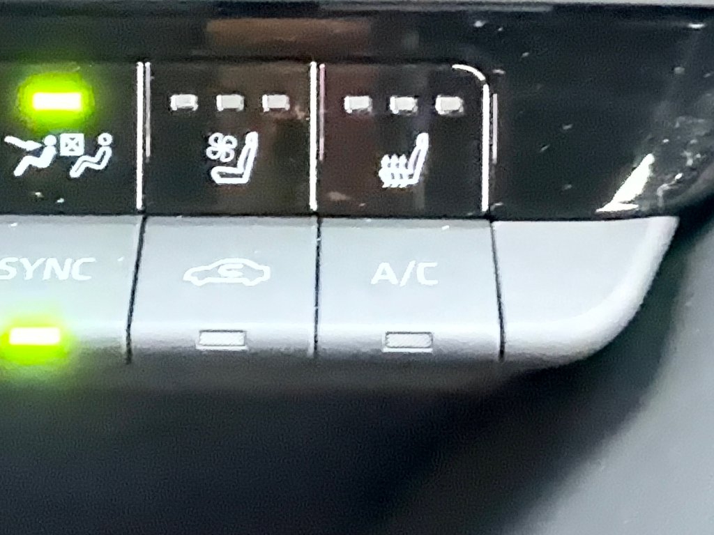 2025 Toyota Crown Signia LIMITED HYBRIDE AWD /  LE MOINS CHER DU NET !! / in Thetford Mines, Quebec - 45 - w1024h768px