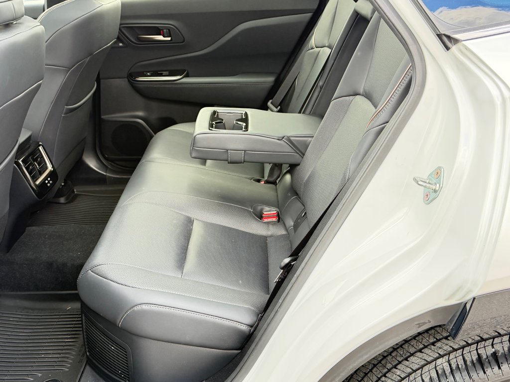 2025 Toyota Crown Signia LIMITED HYBRIDE AWD /  LE MOINS CHER DU NET !! / in Thetford Mines, Quebec - 58 - w1024h768px