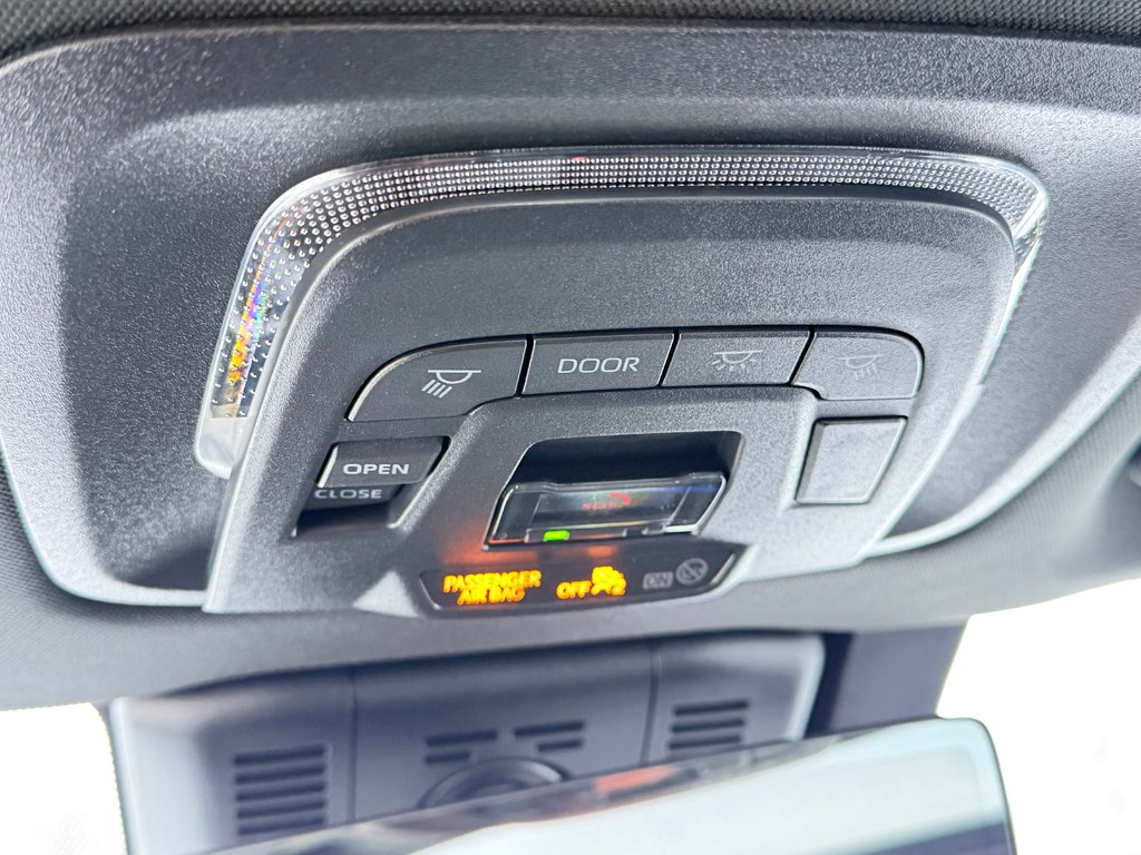 2025 Toyota Crown Signia LIMITED HYBRIDE AWD /  LE MOINS CHER DU NET !! / in Thetford Mines, Quebec - 55 - w1024h768px