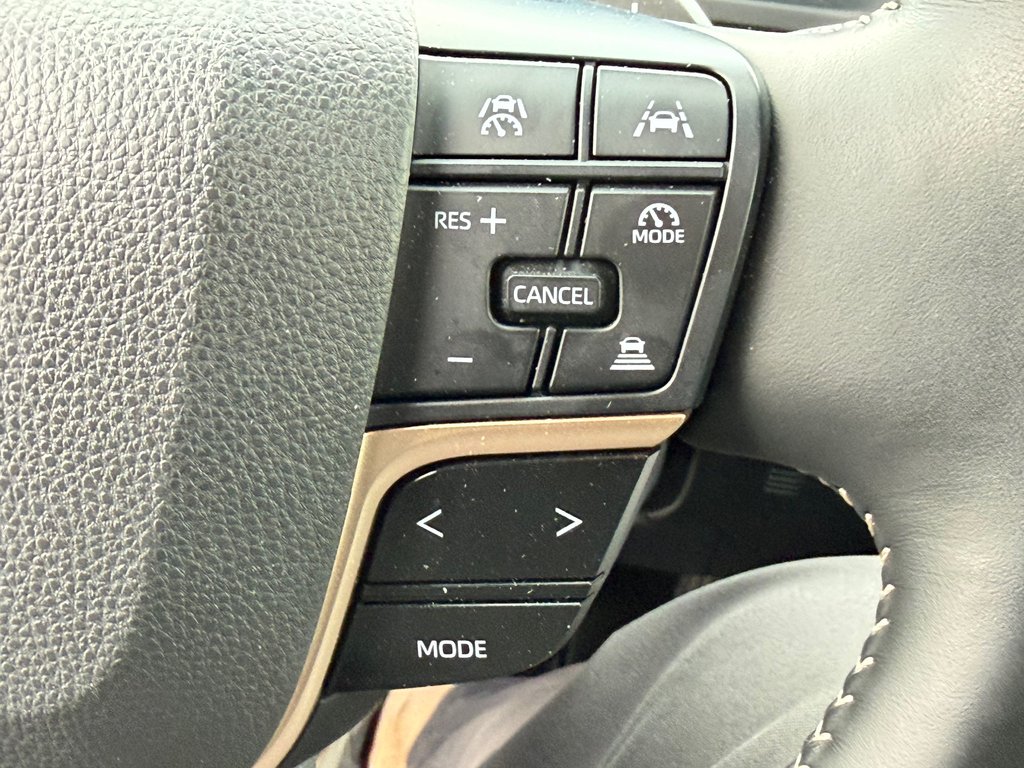 2025 Toyota Crown Signia LIMITED HYBRIDE AWD /  LE MOINS CHER DU NET !! / in Thetford Mines, Quebec - 39 - w1024h768px