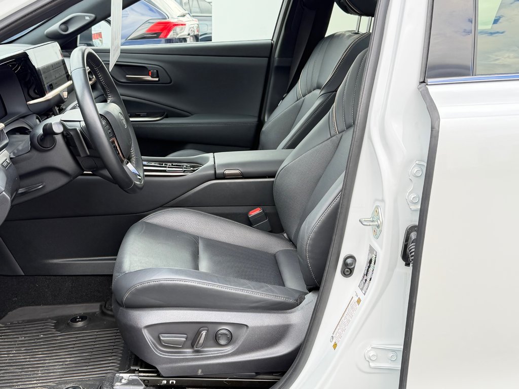 2025 Toyota Crown Signia LIMITED HYBRIDE AWD /  LE MOINS CHER DU NET !! / in Thetford Mines, Quebec - 30 - w1024h768px