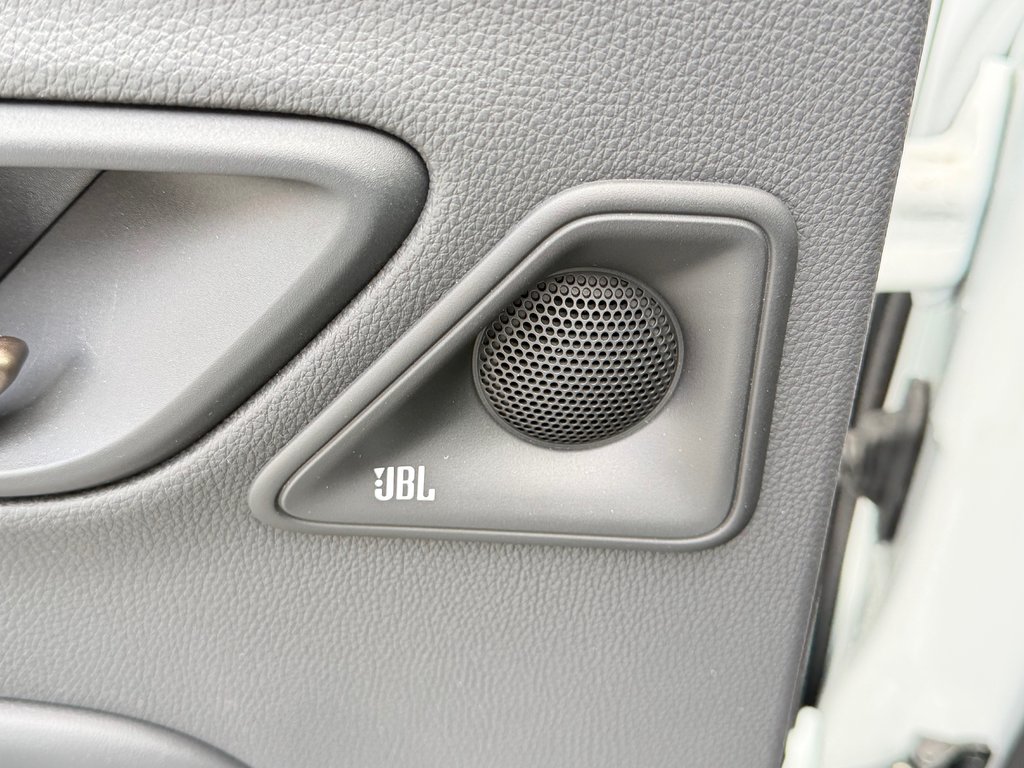 2025 Toyota Crown Signia LIMITED HYBRIDE AWD /  LE MOINS CHER DU NET !! / in Thetford Mines, Quebec - 61 - w1024h768px
