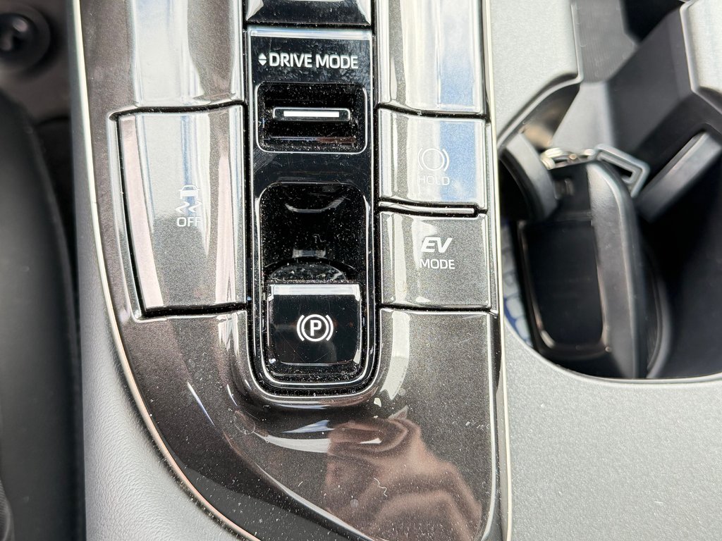 2025 Toyota Crown Signia LIMITED HYBRIDE AWD /  LE MOINS CHER DU NET !! / in Thetford Mines, Quebec - 49 - w1024h768px