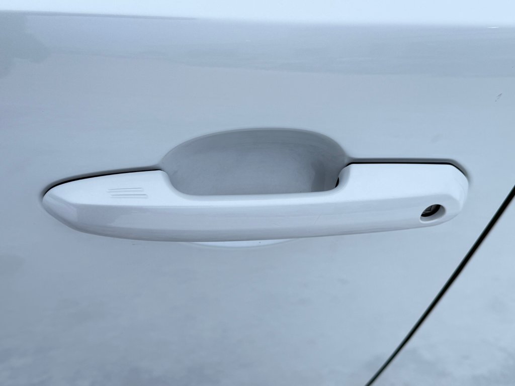 2025 Toyota Crown Signia LIMITED HYBRIDE AWD /  LE MOINS CHER DU NET !! / in Thetford Mines, Quebec - 17 - w1024h768px