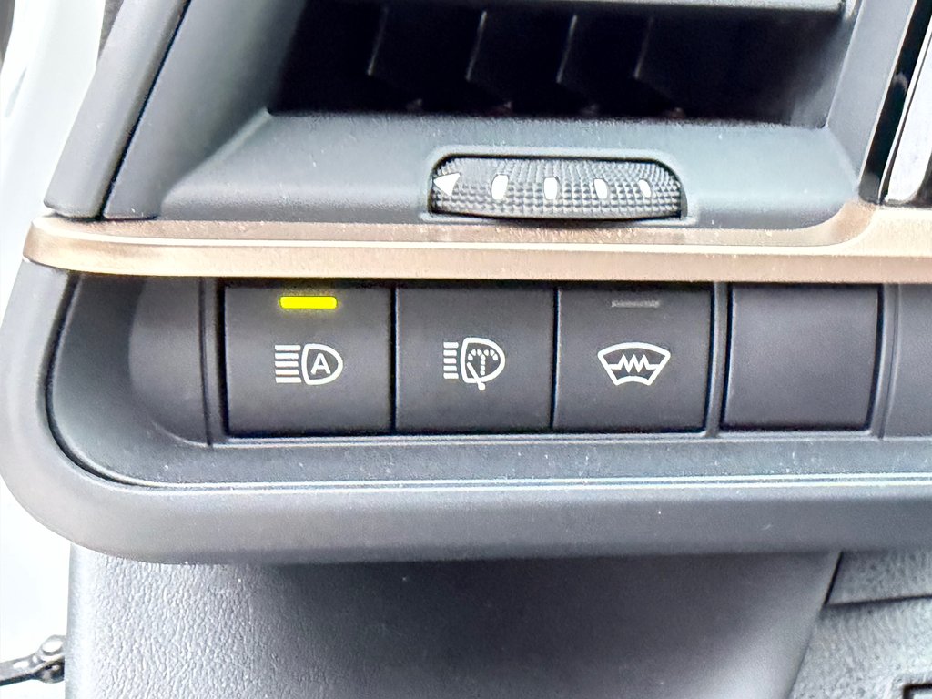 2025 Toyota Crown Signia LIMITED HYBRIDE AWD /  LE MOINS CHER DU NET !! / in Thetford Mines, Quebec - 29 - w1024h768px