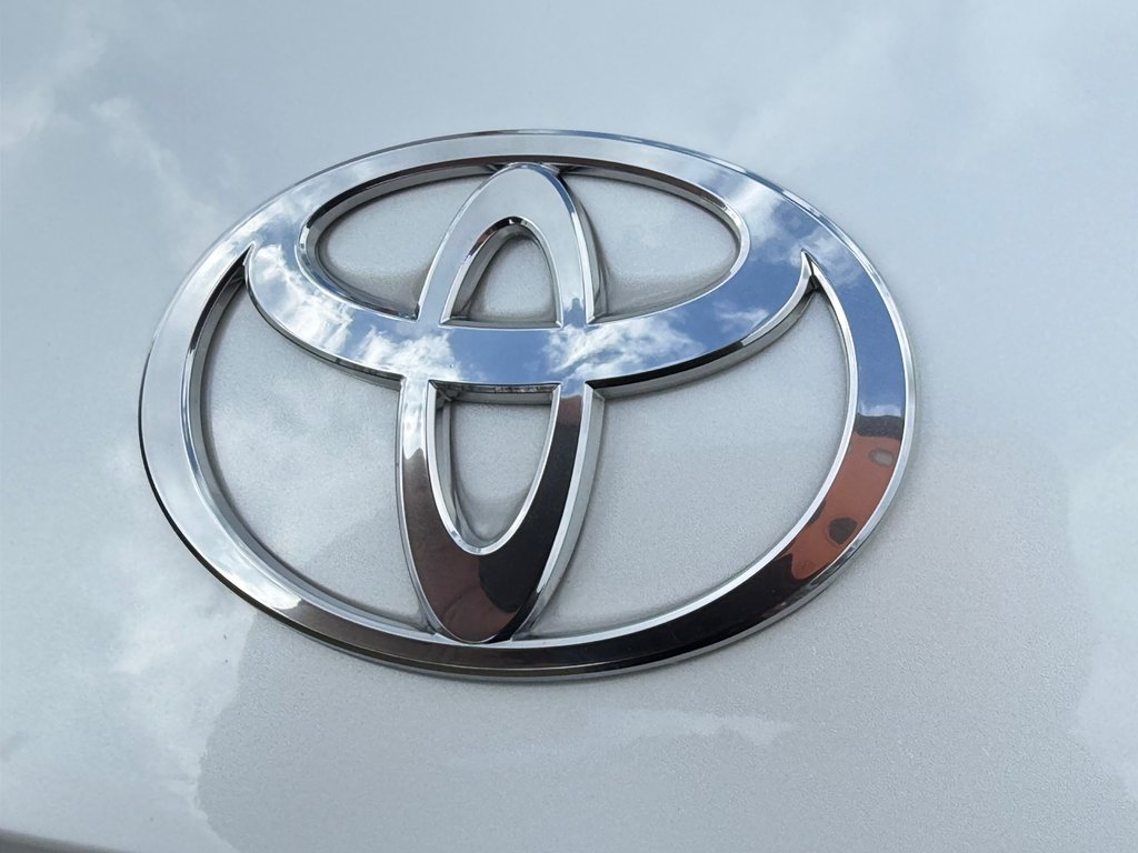 2025 Toyota Crown Signia LIMITED HYBRIDE AWD /  LE MOINS CHER DU NET !! / in Thetford Mines, Quebec - 11 - w1024h768px