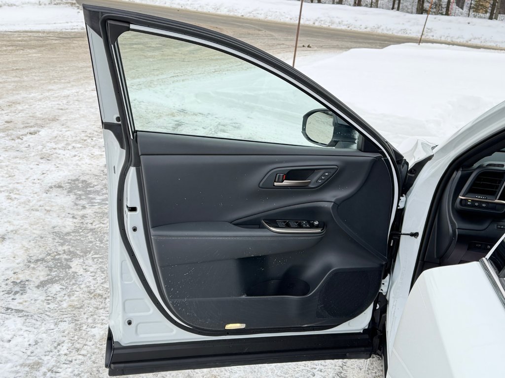 2025 Toyota Crown Signia LIMITED HYBRIDE AWD /  LE MOINS CHER DU NET !! / in Thetford Mines, Quebec - 23 - w1024h768px