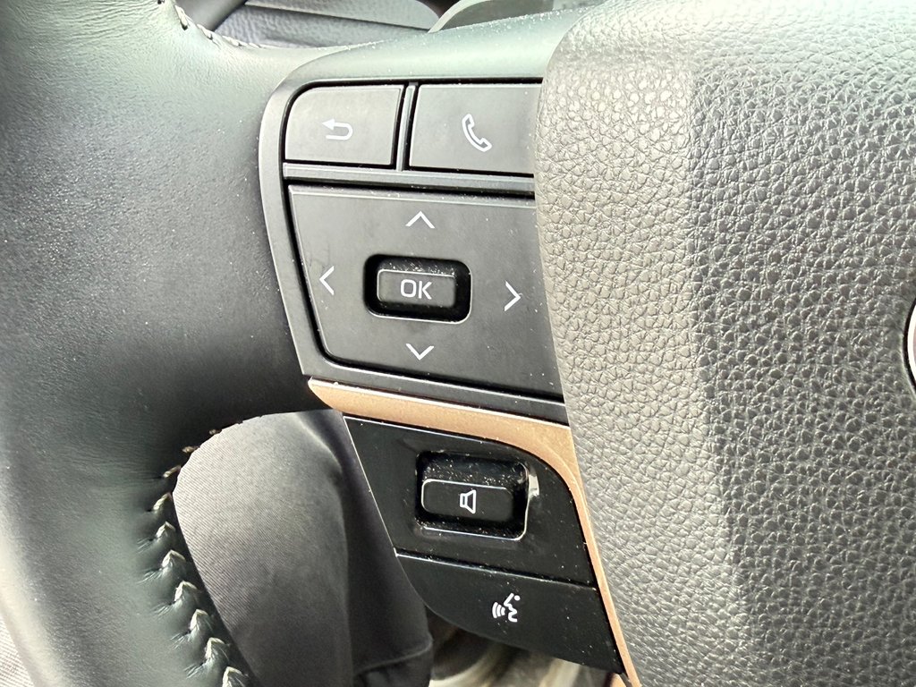 2025 Toyota Crown Signia LIMITED HYBRIDE AWD /  LE MOINS CHER DU NET !! / in Thetford Mines, Quebec - 37 - w1024h768px