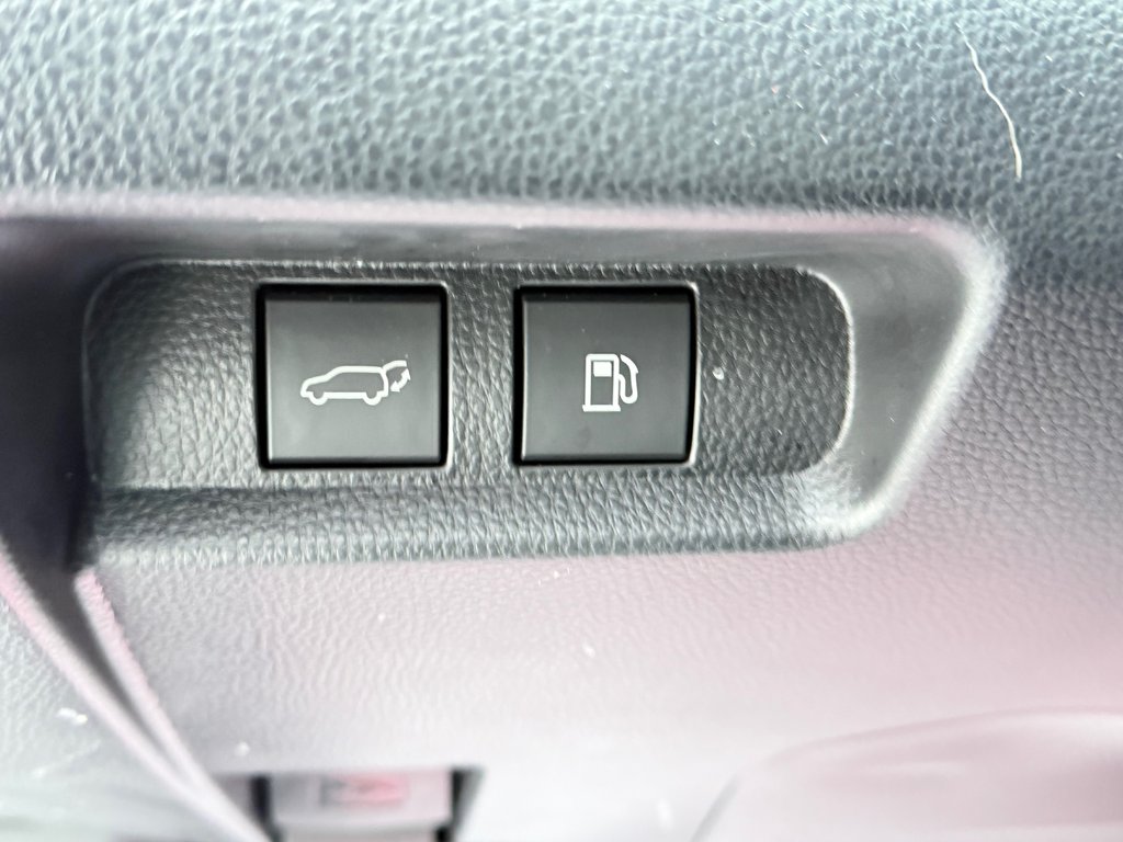 2025 Toyota Crown Signia LIMITED HYBRIDE AWD /  LE MOINS CHER DU NET !! / in Thetford Mines, Quebec - 31 - w1024h768px