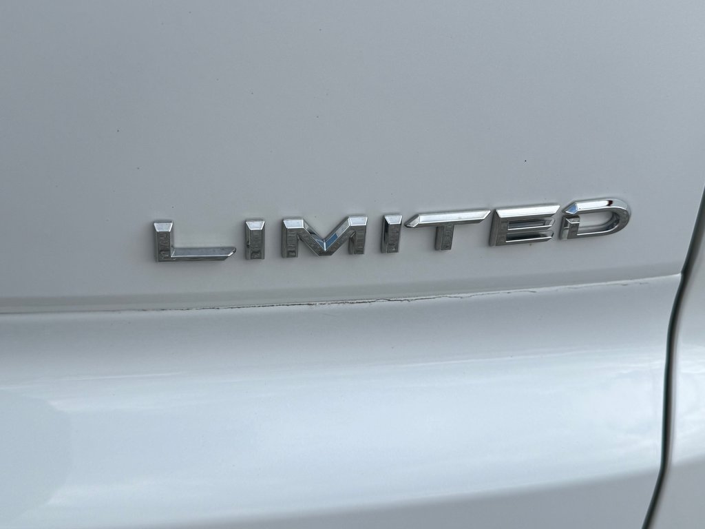 2025 Toyota Crown Signia LIMITED HYBRIDE AWD /  LE MOINS CHER DU NET !! / in Thetford Mines, Quebec - 24 - w1024h768px