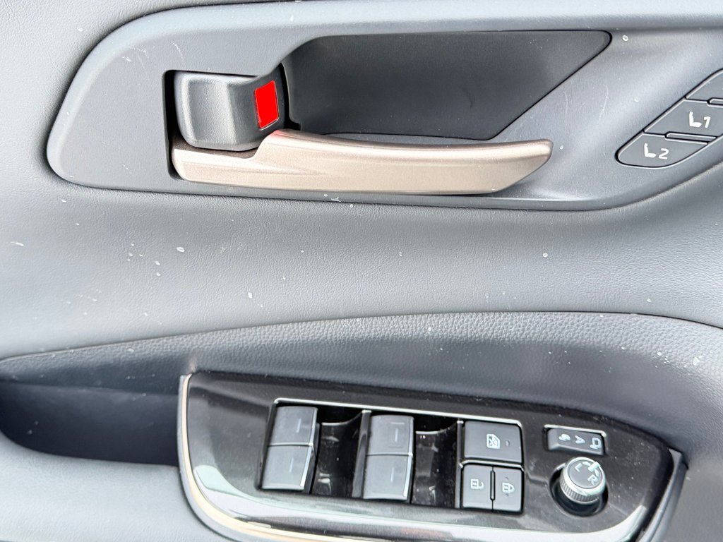 2025 Toyota Crown Signia LIMITED HYBRIDE AWD /  LE MOINS CHER DU NET !! / in Thetford Mines, Quebec - 24 - w1024h768px