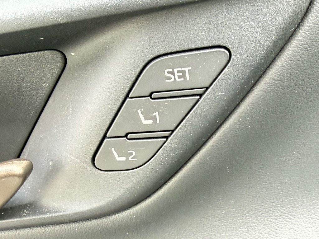 2025 Toyota Crown Signia LIMITED HYBRIDE AWD /  LE MOINS CHER DU NET !! / in Thetford Mines, Quebec - 29 - w1024h768px