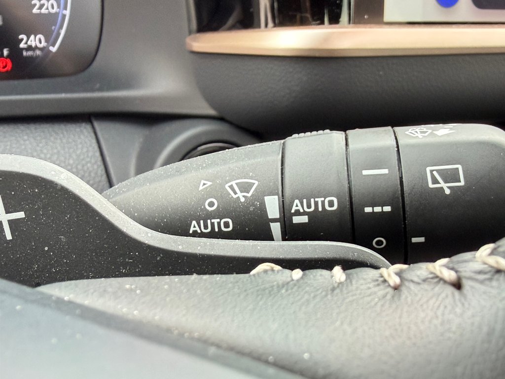 2025 Toyota Crown Signia LIMITED HYBRIDE AWD /  LE MOINS CHER DU NET !! / in Thetford Mines, Quebec - 40 - w1024h768px