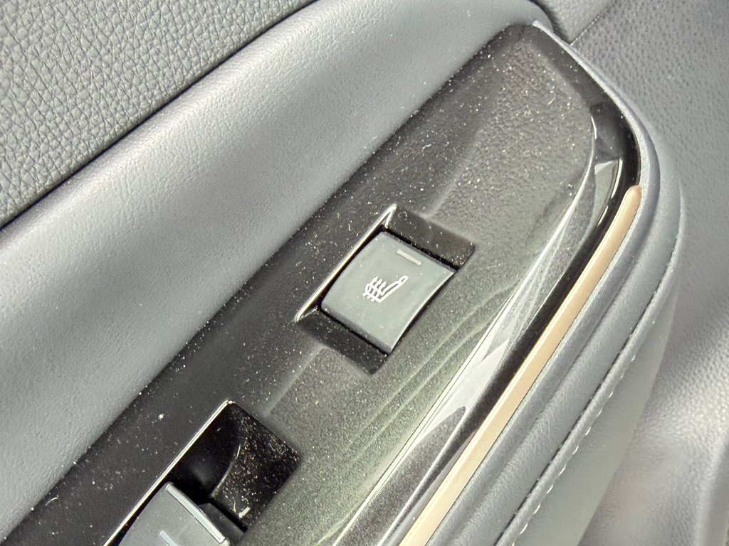 2025 Toyota Crown Signia LIMITED HYBRIDE AWD /  LE MOINS CHER DU NET !! / in Thetford Mines, Quebec - 62 - w1024h768px