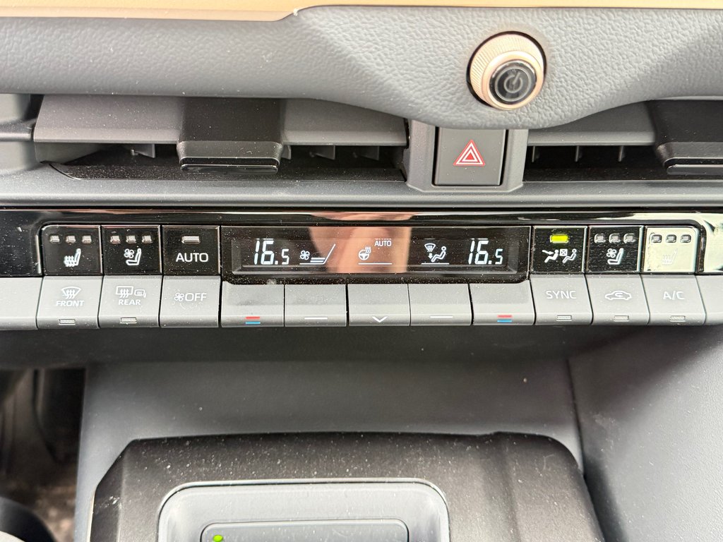 2025 Toyota Crown Signia LIMITED HYBRIDE AWD /  LE MOINS CHER DU NET !! / in Thetford Mines, Quebec - 45 - w1024h768px