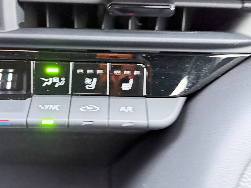 2025 Toyota Crown Signia LIMITED HYBRIDE AWD /  LE MOINS CHER DU NET !! / in Thetford Mines, Quebec - 44 - w1024h768px