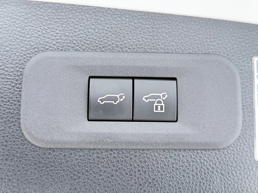 2025 Toyota Crown Signia LIMITED HYBRIDE AWD /  LE MOINS CHER DU NET !! / in Thetford Mines, Quebec - 64 - w1024h768px