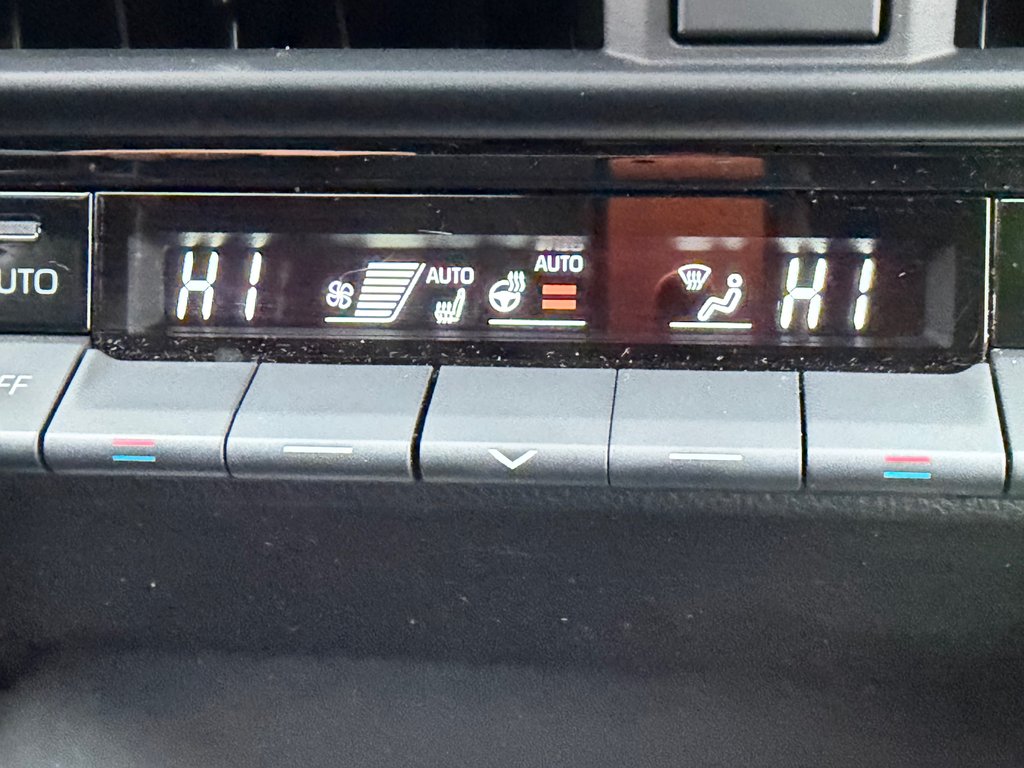 2025 Toyota Crown Signia LIMITED HYBRIDE AWD /  LE MOINS CHER DU NET !! / in Thetford Mines, Quebec - 43 - w1024h768px