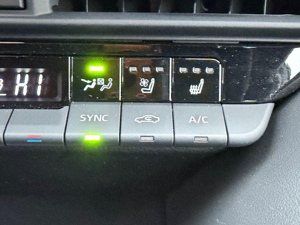 2025 Toyota Crown Signia LIMITED HYBRIDE AWD /  LE MOINS CHER DU NET !! / in Thetford Mines, Quebec - 46 - w1024h768px