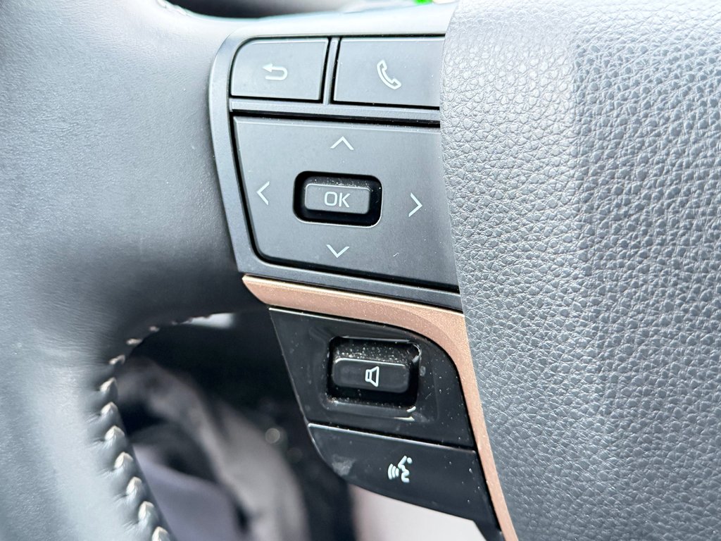 2025 Toyota Crown Signia LIMITED HYBRIDE AWD /  LE MOINS CHER DU NET !! / in Thetford Mines, Quebec - 33 - w1024h768px