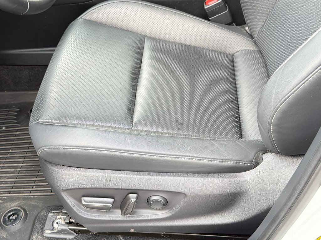 2025 Toyota Crown Signia LIMITED HYBRIDE AWD /  LE MOINS CHER DU NET !! / in Thetford Mines, Quebec - 32 - w1024h768px