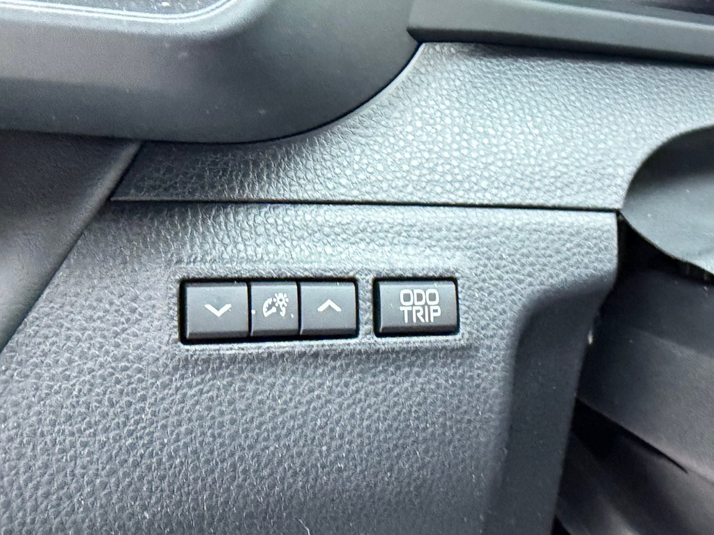 2025 Toyota Crown Signia LIMITED HYBRIDE AWD /  LE MOINS CHER DU NET !! / in Thetford Mines, Quebec - 30 - w1024h768px