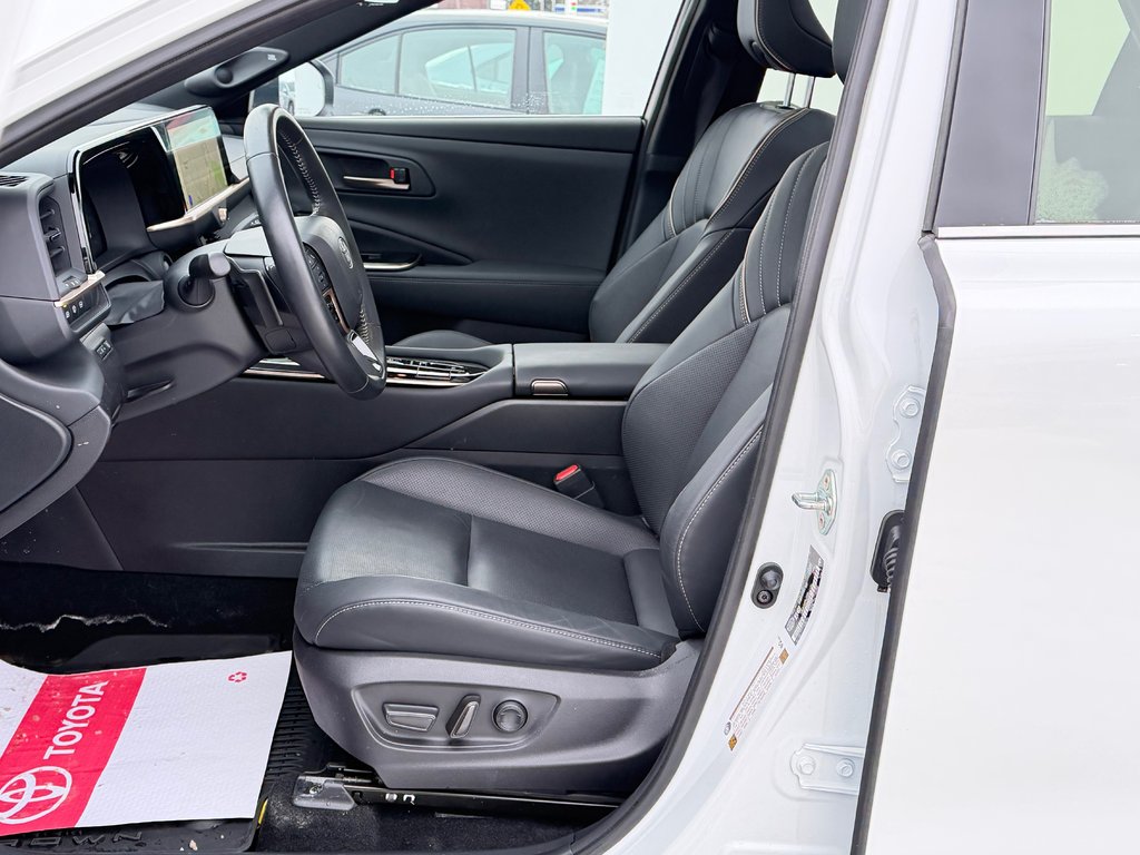 2025 Toyota Crown Signia LIMITED HYBRIDE AWD /  LE MOINS CHER DU NET !! / in Thetford Mines, Quebec - 27 - w1024h768px