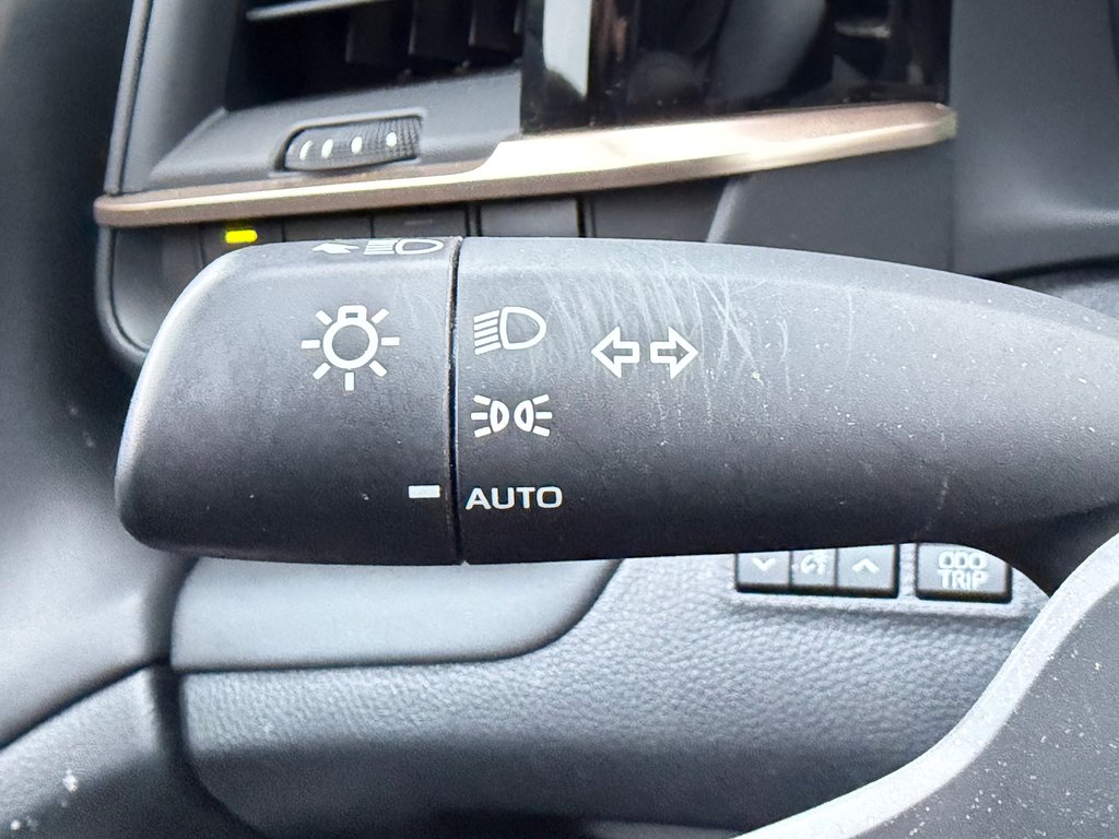 2025 Toyota Crown Signia LIMITED HYBRIDE AWD /  LE MOINS CHER DU NET !! / in Thetford Mines, Quebec - 34 - w1024h768px