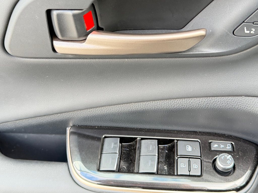 2025 Toyota Crown Signia LIMITED HYBRIDE AWD /  LE MOINS CHER DU NET !! / in Thetford Mines, Quebec - 28 - w1024h768px