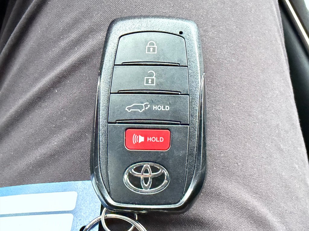 2025 Toyota Crown Signia LIMITED HYBRIDE AWD /  LE MOINS CHER DU NET !! / in Thetford Mines, Quebec - 56 - w1024h768px