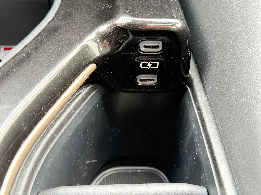 2025 Toyota Crown Signia LIMITED HYBRIDE AWD /  LE MOINS CHER DU NET !! / in Thetford Mines, Quebec - 47 - w1024h768px