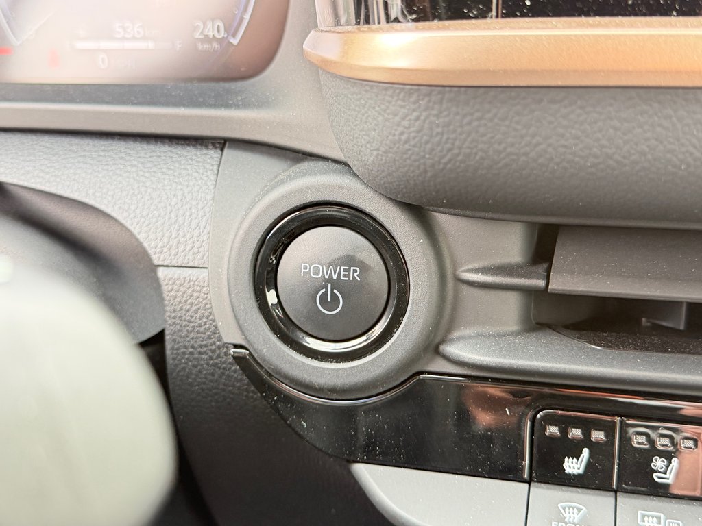 2025 Toyota Crown Signia LIMITED HYBRIDE AWD /  LE MOINS CHER DU NET !! / in Thetford Mines, Quebec - 44 - w1024h768px