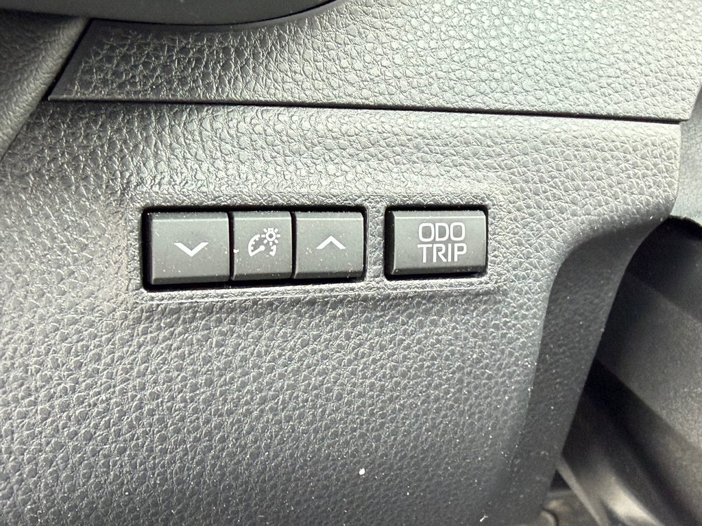 2025 Toyota Crown Signia LIMITED HYBRIDE AWD /  LE MOINS CHER DU NET !! / in Thetford Mines, Quebec - 34 - w1024h768px