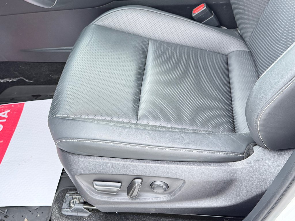 2025 Toyota Crown Signia LIMITED HYBRIDE AWD /  LE MOINS CHER DU NET !! / in Thetford Mines, Quebec - 28 - w1024h768px