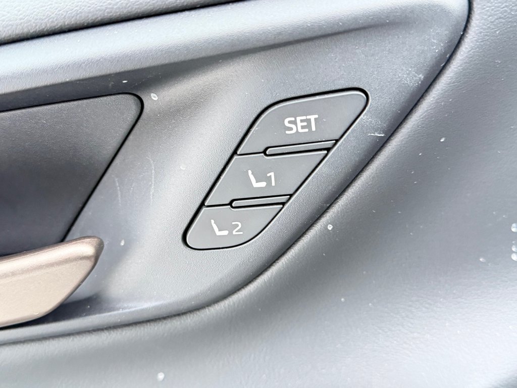 2025 Toyota Crown Signia LIMITED HYBRIDE AWD /  LE MOINS CHER DU NET !! / in Thetford Mines, Quebec - 25 - w1024h768px