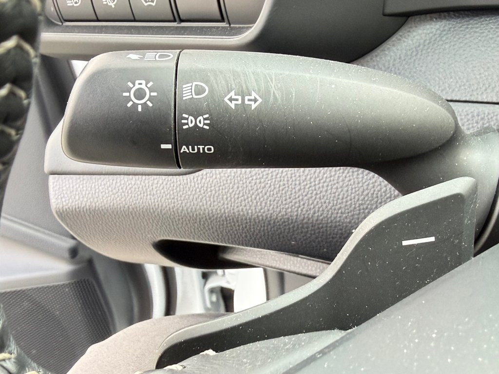 2025 Toyota Crown Signia LIMITED HYBRIDE AWD /  LE MOINS CHER DU NET !! / in Thetford Mines, Quebec - 38 - w1024h768px