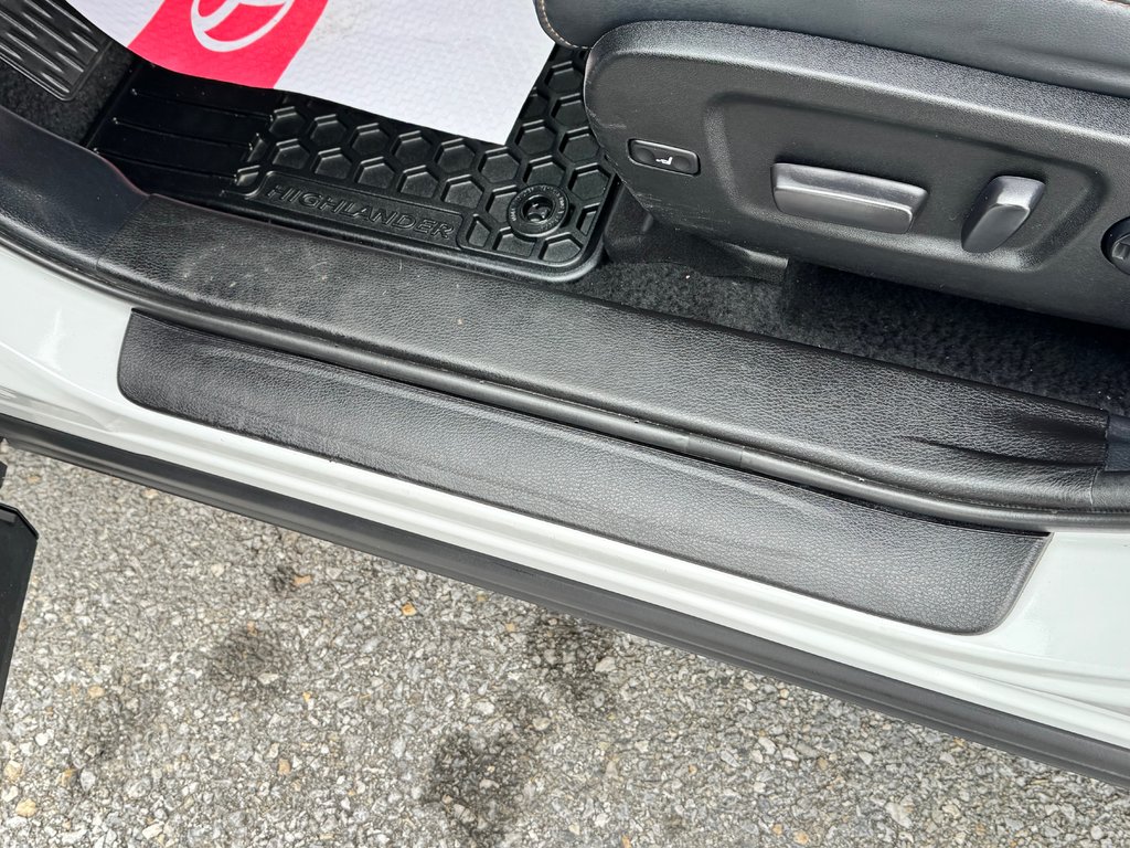 2019 Toyota Highlander XLE AWD / 8 PLACES / GPS / CUIR ET ++++ / in Thetford Mines, Quebec - 35 - w1024h768px