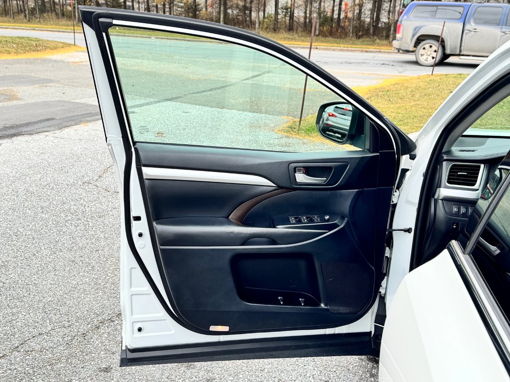 2019 Toyota Highlander XLE AWD / 8 PLACES / GPS / CUIR ET ++++ / in Thetford Mines, Quebec - 30 - w1024h768px