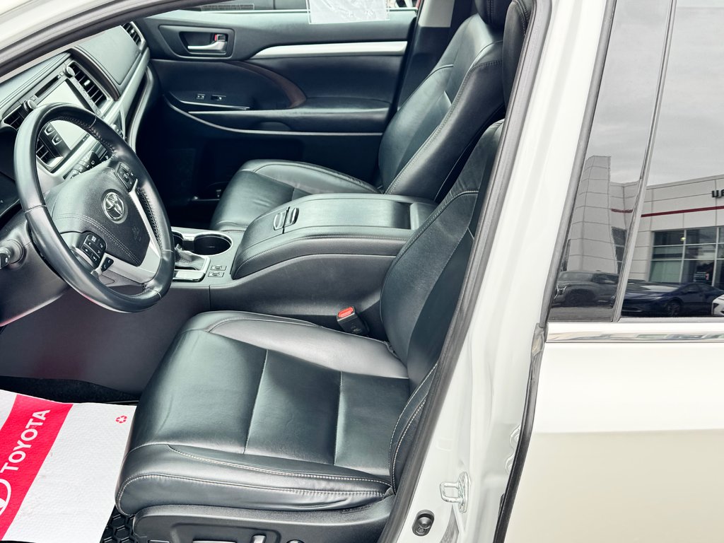 2019 Toyota Highlander XLE AWD / 8 PLACES / GPS / CUIR ET ++++ / in Thetford Mines, Quebec - 33 - w1024h768px