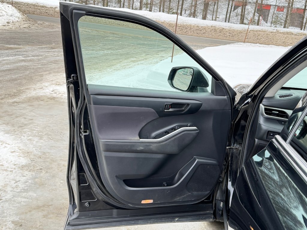 2020 Toyota Highlander LE AWD / 8 PASSAGERS / HITCH TOYOTA / in Thetford Mines, Quebec - 24 - w1024h768px