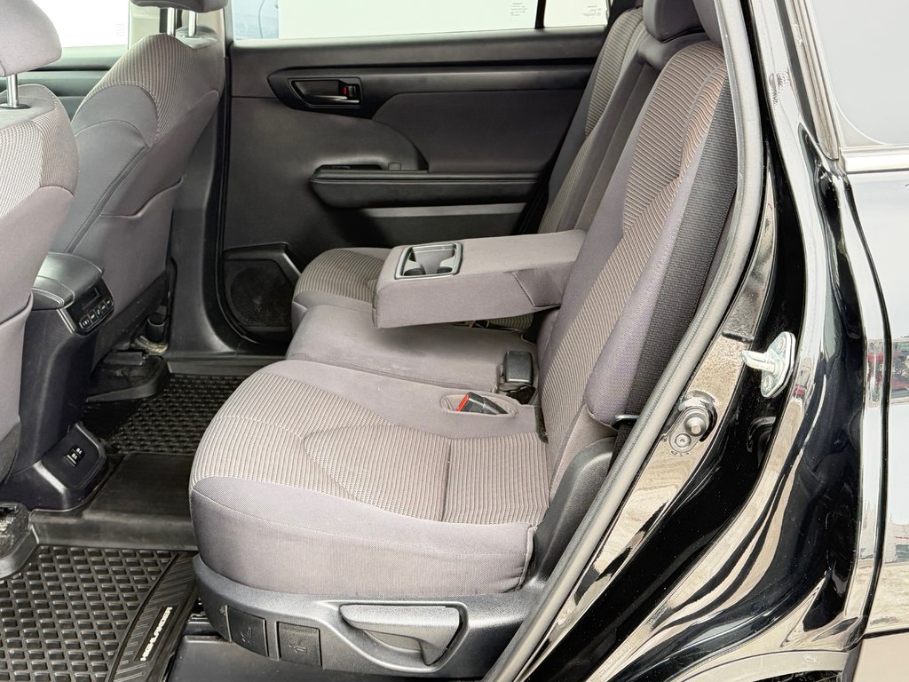 2020 Toyota Highlander LE AWD / 8 PASSAGERS / HITCH TOYOTA / in Thetford Mines, Quebec - 48 - w1024h768px