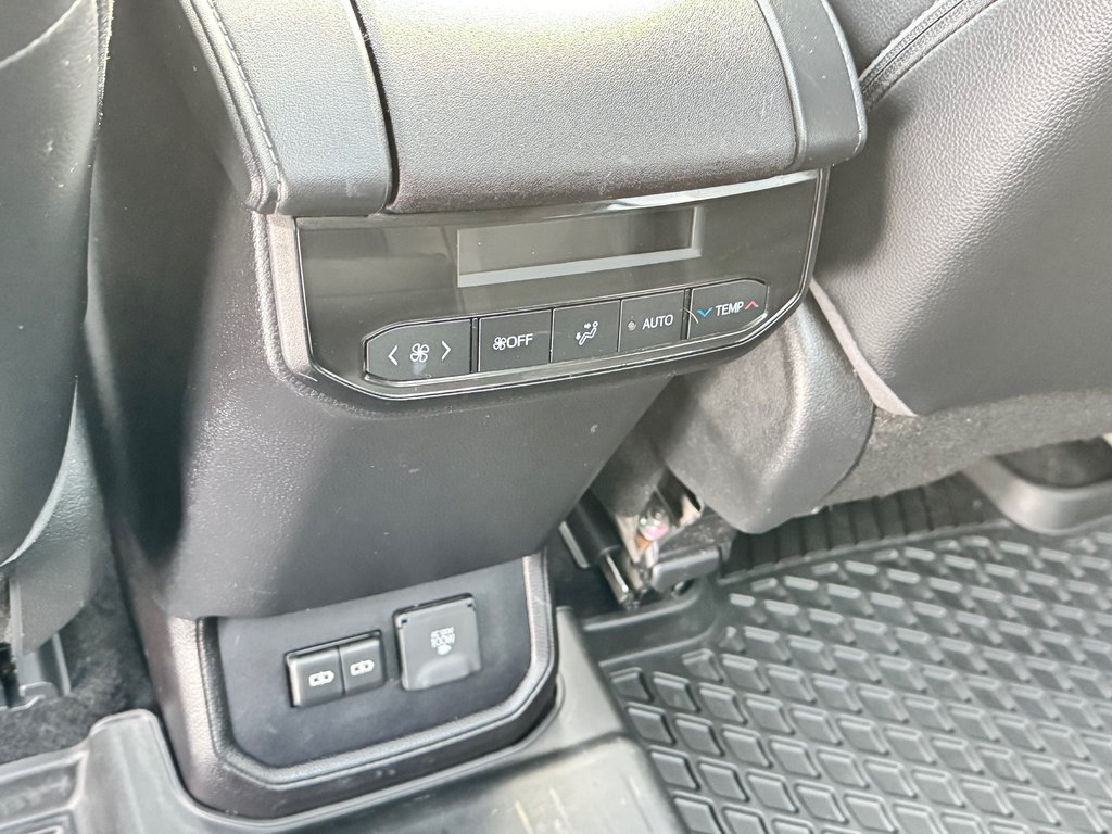 2022 Toyota Highlander LIMITED / BARRE DE TOIT / 7 PASSAGERS / HITCH D'ORIGINE / in Thetford Mines, Quebec - 71 - w1024h768px