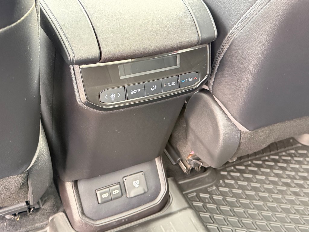 2022 Toyota Highlander LIMITED / BARRE DE TOIT / 7 PASSAGERS / HITCH D'ORIGINE / in Thetford Mines, Quebec - 63 - w1024h768px